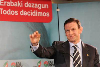 Ibarretxe, durante el acto de presentación de las candidaturas de PNY y EA.
