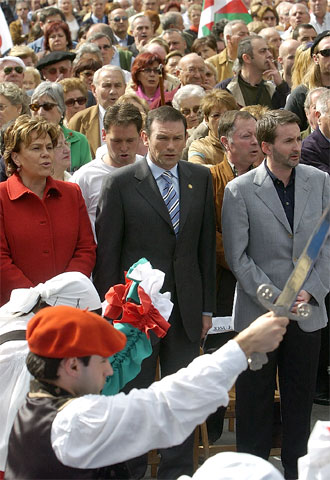El 'lehendakari', junto a Josu Jon Imaz y Josune Ariztondo en Bilbao.