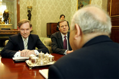 Robert Zoellick, a la izquierda, durante su reunión con Moratinos, de espaldas.