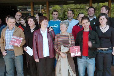 Varios candidatos del PC de las Tierras Vascas tras la conferencia de prensa celebrada hoy en San Sebastián.