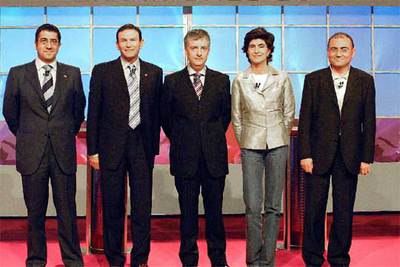 Patxi López (PSE-EE), Juan José Ibarretxe (PNV-EA), Jaime Otamendi (moderador), María San Gil (PP) y Javier Madrazo (EB), antes de iniciar el debate.