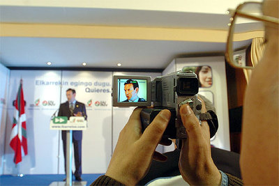 Un hombre graba en vídeo al  lehendakari , Juan José Ibarretxe, durante un acto dirigido a jubilados en Vitoria.