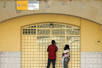 Puerta del Centro de Internamiento de Extranjeros de Algeciras, donde fue detenido el martes Soufiane Raifak.