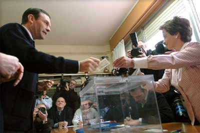 Juan José Ibarretxe ha acudido a votar en Llodio (Álava), su ciudd natal.