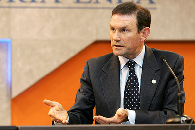 El  lehendakari  en funciones, Juan José Ibarretxe, durante el desayuno con periodistas en Vitoria.