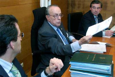 Manuel Fraga, acompañado de los vicepresidentes de la Xunta, Barreiro y Núñez Feijoo, durante la reunión del Consello.