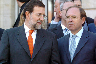 Mariano Rajoy y el portavoz del PP en el Senado, Pío García-Escudero, durante los actos del Día de Madrid.
