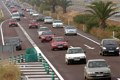 La carretera V-21 en sentido de entrada a Valencia presentaba tráfico intenso esta tarde del 2 de mayo.
