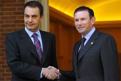 José Luis Rodríguez Zapatero y Juan José Ibarretxe posan para los fotógrafos a la entrada del Palacio de La Moncloa.