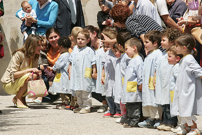 Doña Letizia saluda a los niños de una guardería durante la visita a la Abadía de Santo Domingo en Inca.