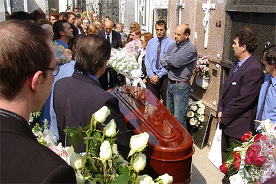 Cientos de personas despiden a Ana Paz Vilariño, de 29 años, que falleció ayer en la fragata  Roald Amundsen .