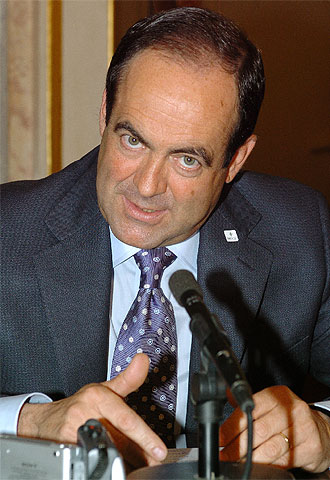 El ministro de Defensa, José Bono, en la rueda de prensa ofrecida en el Congreso sobre la Ley Orgánica de Defensa.