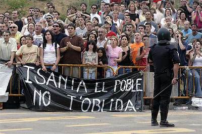 Varios centenares de personas abuchean a los detenidos frente a la comisaría de los Mossos d'Esquadra de Berga.