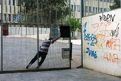 Puerta del instituto Margarita Xirgu, en la calle Travesera de Collblanch de L'Hospitalet de Llobregat.