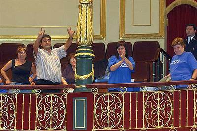 Representantes de la Plataforma en defensa del Delta del Ebro aplauden desde la tribuna la modificación del PHN.