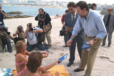 El líder de PP, de campaña en las playas de A Coruña.