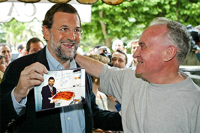 Rajoy muestra una foto tomada por un simpatizante hace años y que hoy le ha entregado en Redondela (Pontevedra).