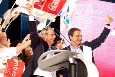 El secretario general del PSOE, José Luis Rodríguez Zapatero, junto al candidato socialista a la Xunta, Emilio Pérez Touriño, en un mitin celebrado en A Coruña.