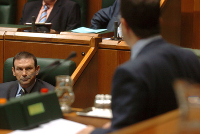 Juan José Ibarretxe escucha el discurso de Patxi López (de espaldas).