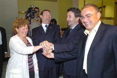 Ibarretxe recibe la felicitación de los dirigentes de los partidos que conforman el tripartito vasco tras ser reelegido 'lehendakari'.