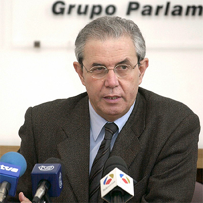 El líder del PSdeG-PSOE, Emilio Pérez Touriño, durante una rueda de prensa esta mañana en el Parlamento de Galicia.