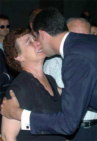 El Príncipe saluda a uno de los familares de las once personas que perdieron la vida en el incendio del pasado domingo en el Alto Tajo.