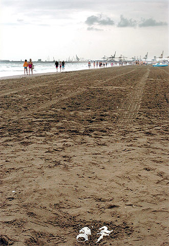Unos guantes de latex abandonados en la zona de la playa de la Malvarrosa, donde ha muerto la turista italiana de 60 años.