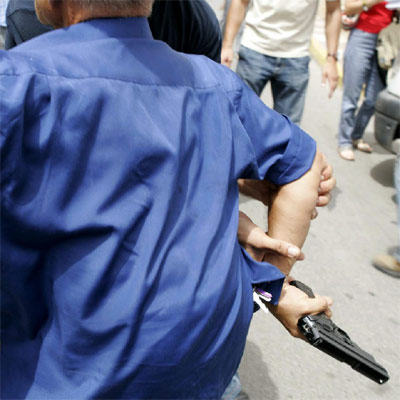 Agentes de paisano reducen a un hombre que exhibía una pistola frente a los juzgados.