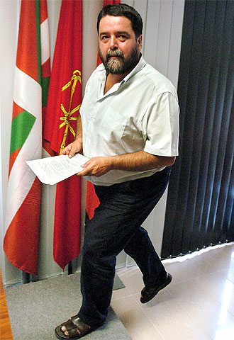 El dirigente de la ilegalizada Batasuna Joseba Álvarez, momentos antes de ofrecer la rueda de prensa.