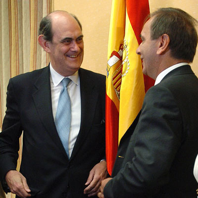 Ignacio Astarloa charla con Alonso antes de la comparecencia.
