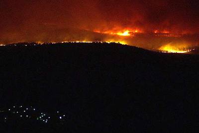 Incendio en la provincia de Ourense, cerca del pueblo de Castro de Laza.