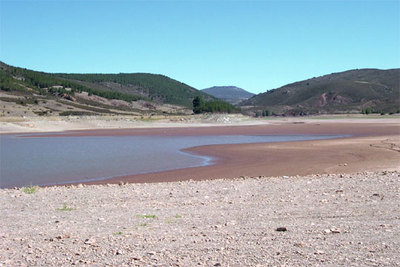 Imagen del embalse de Alcorlo, en la cuenca del Tajo, afectado por la sequía que sufre todo el país.