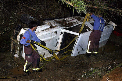 Varios efectivos de Bomberos tratan de sacar del agua el coche, problablemente fue arrastrado por las lluvias.
