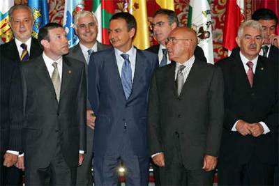 José Luis Rodríguez Zapatero posa, junto a los líderes autonómicos, para la  foto de familia  de la II Conferencia de Presidentes.