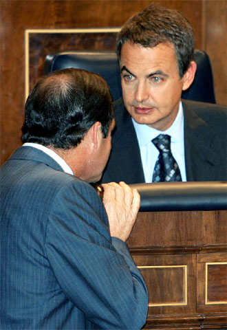 El presidente del Gobierno charla con el José Bono esta tarde en el Congreso.