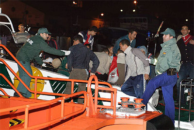 La Guardia Civil atiende en el puerto de Motril a los 38 inmigrantes de origen magrebí, 20 de ellos menores.