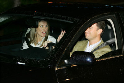 Doña Letizia salió caminando de la clínica hasta un automóvil conducido por el Príncipe, que afirmó que todo está 