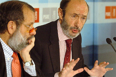 El portavoz del Grupo Parlamentario Socialista, Alfredo Pérez Rubalcaba, durante la rueda de prensa.