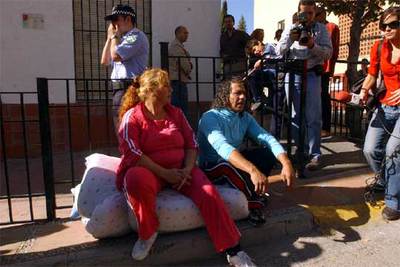 Dos personas que ocupaban ilegalmente una vivienda en Jun, en la calle con sus enseres.