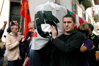 Otegi, durante el entierro del etarra José Ángel Altzuguren Perurena, alias  Kotto , que murió ahorcado el lunes en una cárcel de Soria.