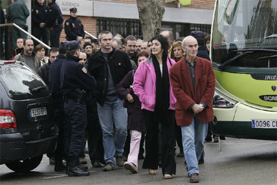 Algunos de los acusados en el macrojuicio contra el entorno de ETA llegan a la sala habilitada por la Audiencia Nacional en la Casa de Campo de Madrid.