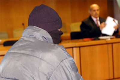Francisco Javier A.L. se ha presentado ante el juez cubierto con un gorro y un pasamontañas.