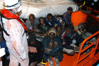 Varios inmigrantes en la cubierta de la embarcación Mizar de Salvamento Marítimo.