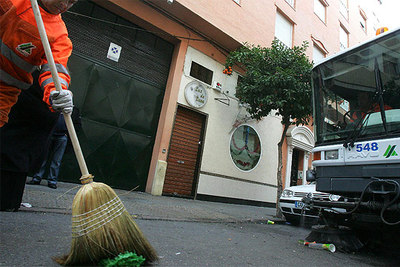 Un barrendero limpia la calle del barrio de Ciudad Jardín de Córdoba donde un joven murió tras recibir una puñalada.