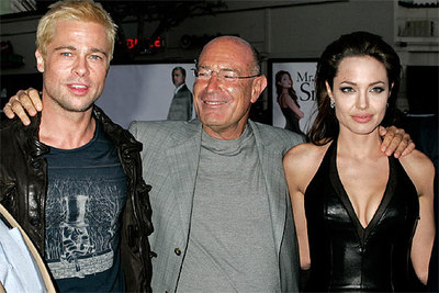 Pitt y Jolie posan con el productor Arnon Milchan en la presentación de  Mr & Mrs Smith  en Los Ángeles en junio.