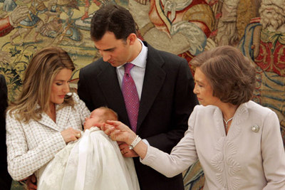 La Reina acaricia la mejilla de la infanta Leonor en presencia de sus padres, los Príncipes de Asturias.