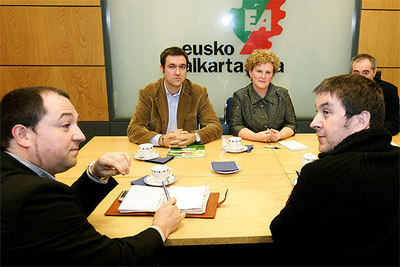 Los líderes de Batasuna Arnaldo Otegi y Pernando Barrena y los de EA Begoña Errazti y Unai Ziarreta, en la reunión.