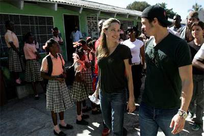 Angelina Jolie y Brad Pitt, la semana pasada en Haití, donde fueron invitados por el rapero haitiano Wyclef Jean para apoyar los programas de ayuda a los niños más necesitados del país.