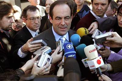 El ministro de Defensa, José Bono, atiende a los medios tras intervenir en un acto en la Universidad Carlos III.
