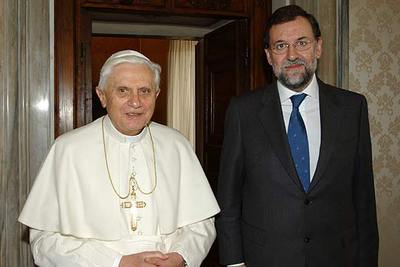 El líder de la oposición, Mariano Rajoy, posa hoy junto al Papa Benedicto XVI tras la reunión que ambos han mantenido en Roma.